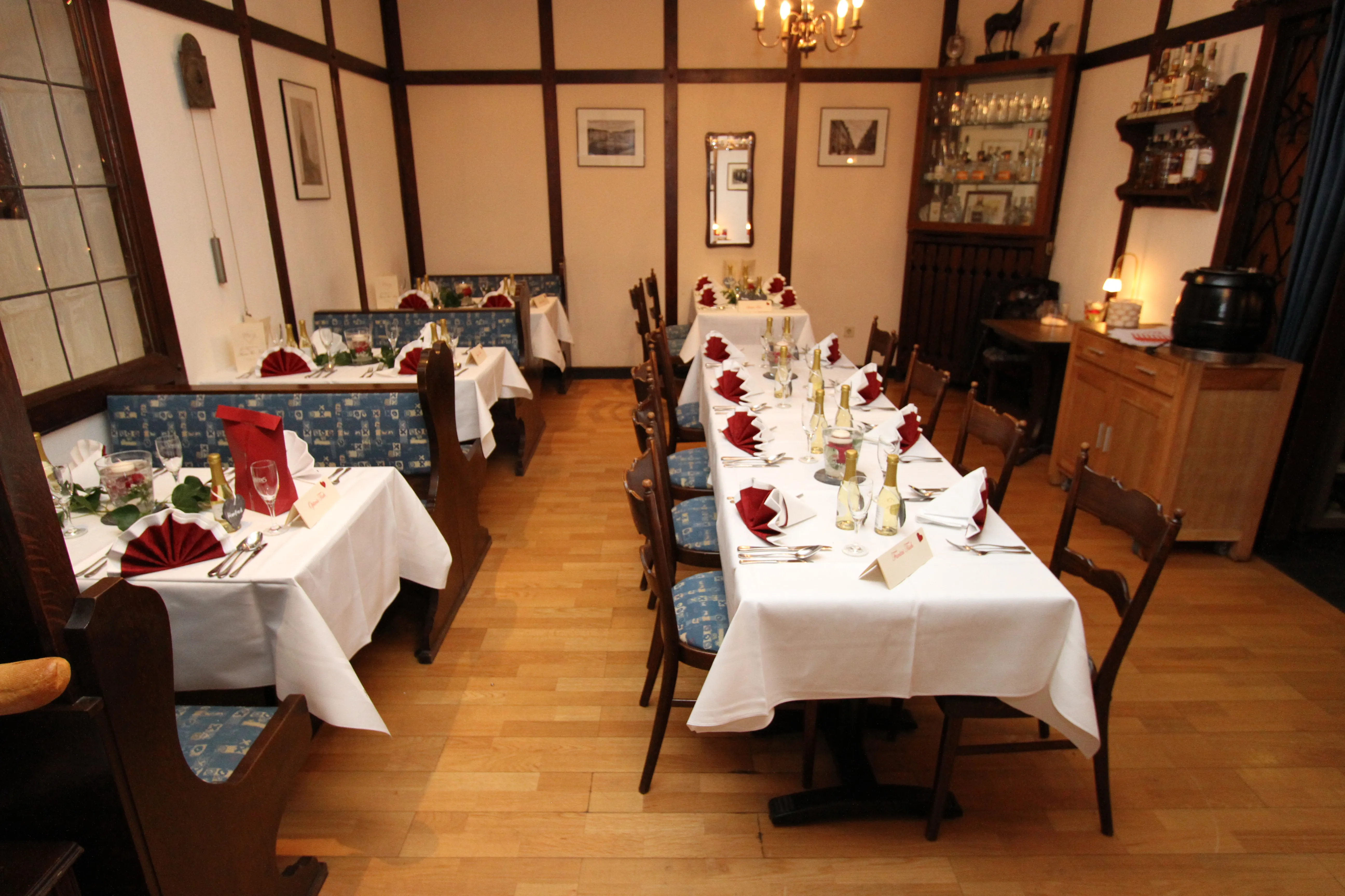 Gedeckter Tisch mit Speisen im Restaurant Pöttgen